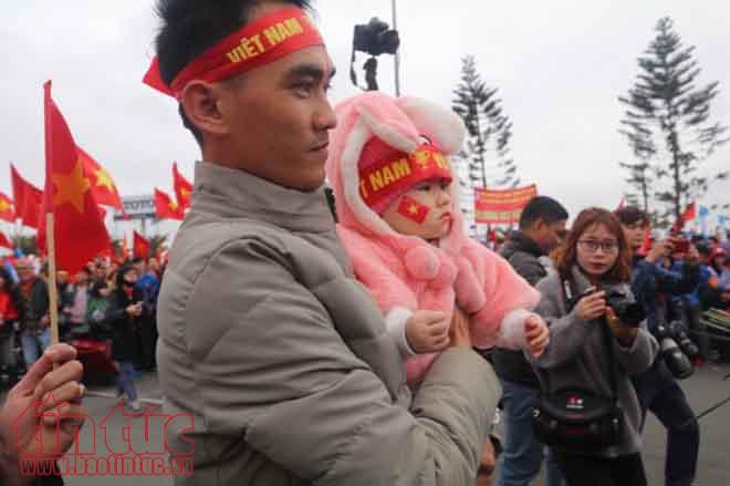 Không khí náo nhiệt đón đội tuyển U23 Việt Nam tại sân bay Nội Bài, Hà Nội ảnh 10